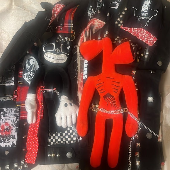 Good condition punk vest with good condition  plushy - Picture 3 of 3